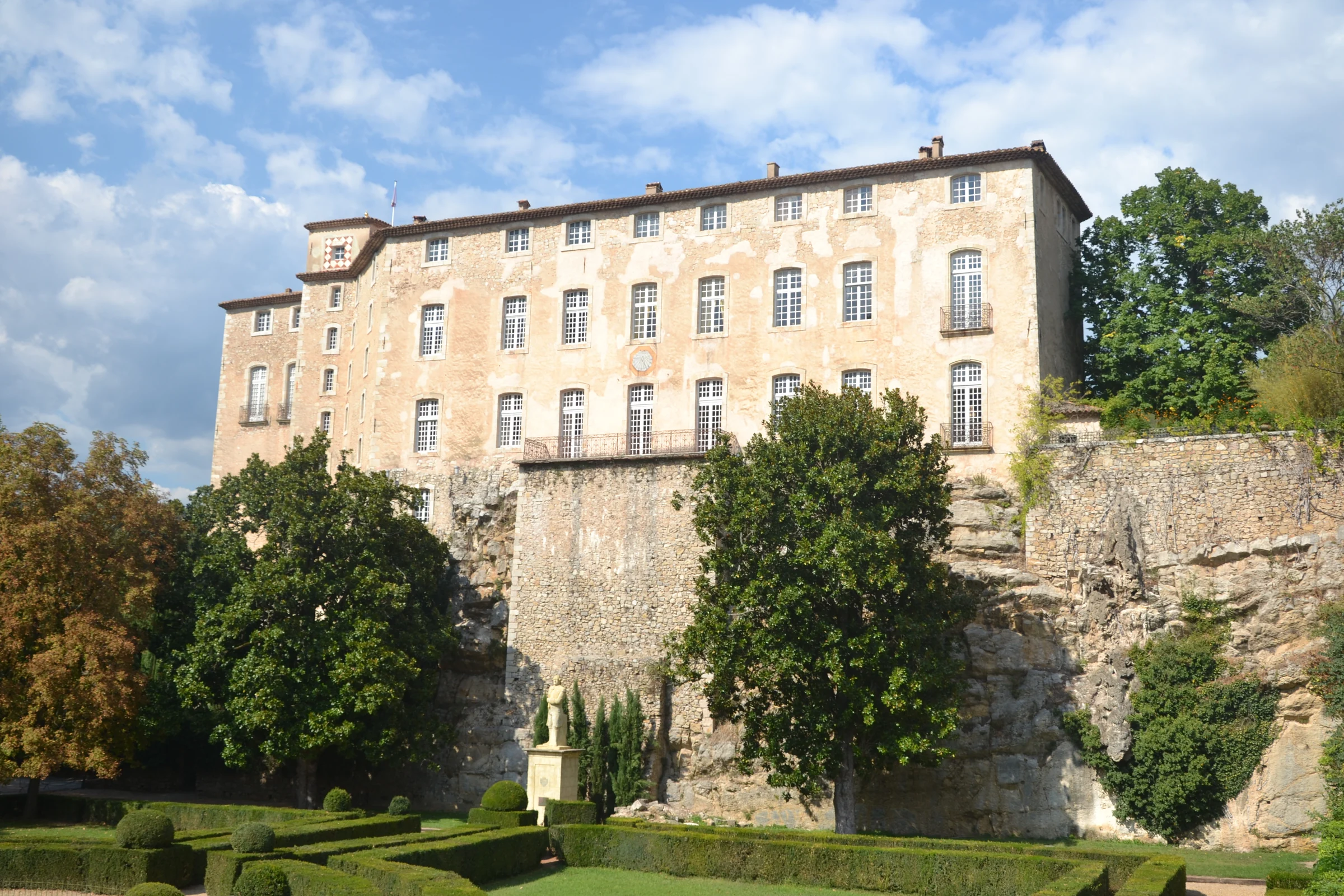 Le château d’Entrecasteaux et son paysage provençal