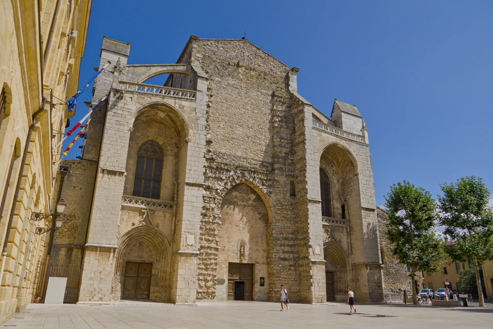 La façade de la basilique Sainte-Marie-Madeleine à Saint-Maximin