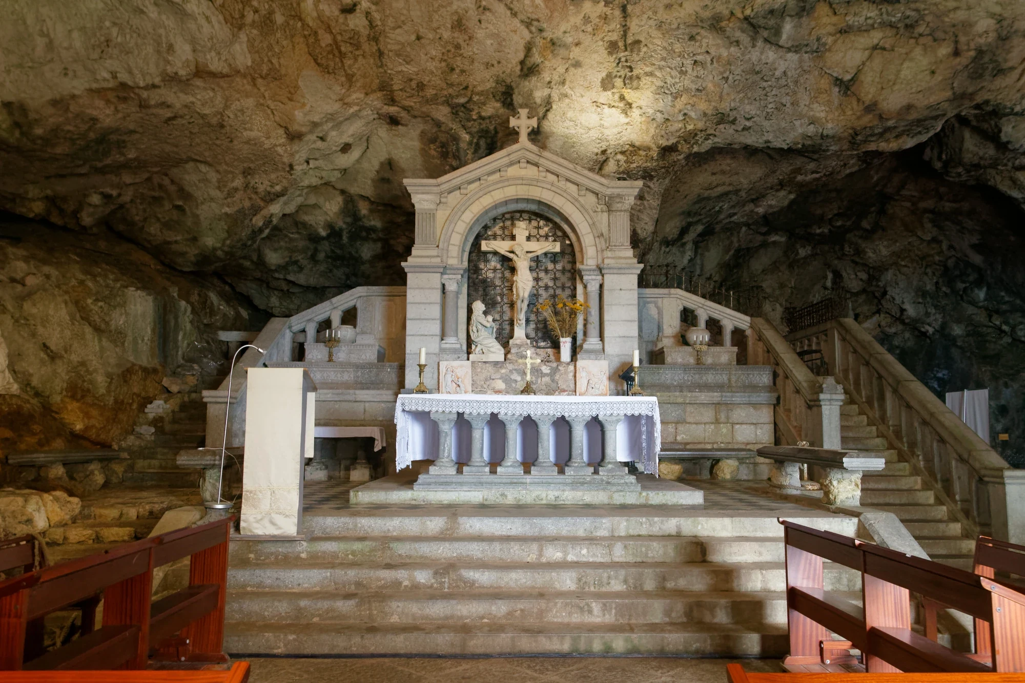 L’autel et le crucifix à l’intérieur de la grotte-sanctuaire de la Sainte-Baume