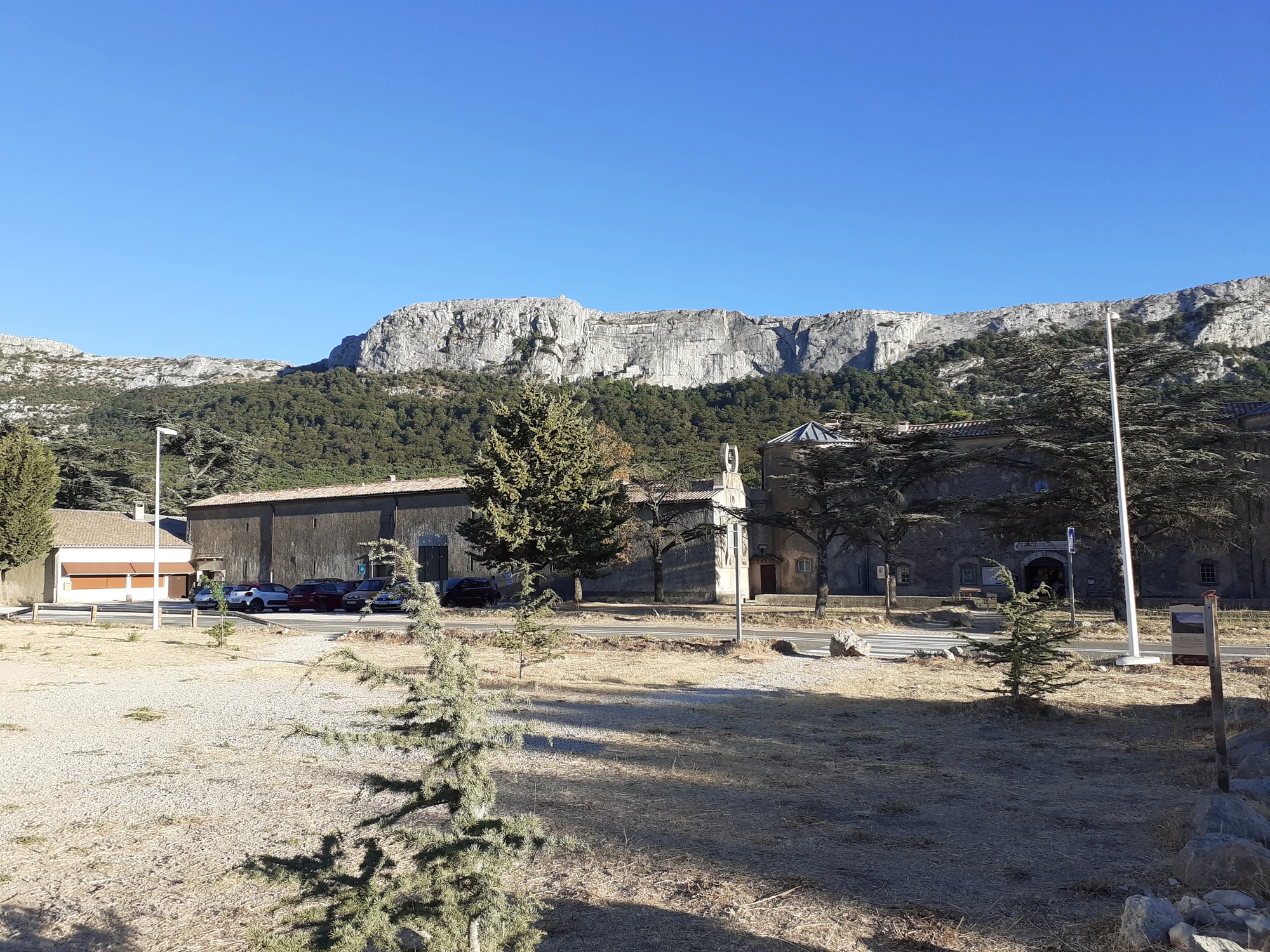 L’Hostellerie de la Sainte-Baume, devant la forêt et les falaises du massif, à Plan-d’Aups